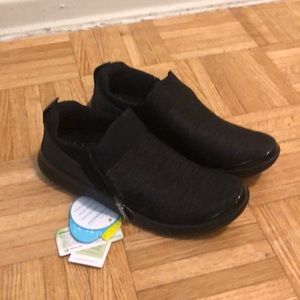 BZees Axis black casual shoes